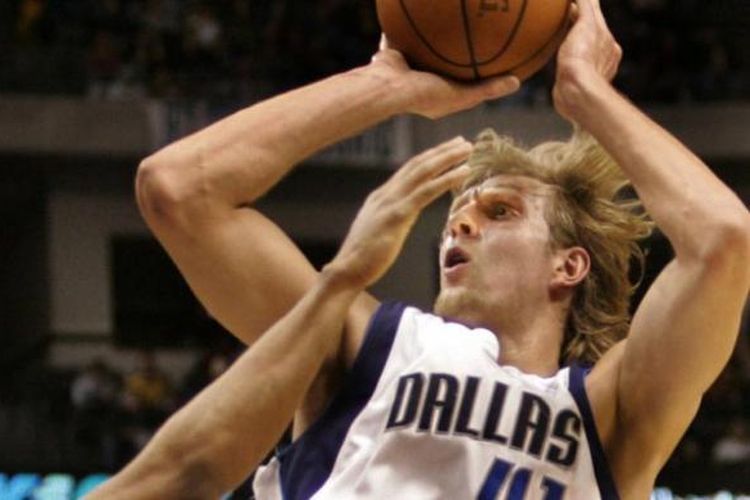 Dirk Nowitzki saat bermain di kompetisi basket NBA bersama klub Dallas Mavericks.