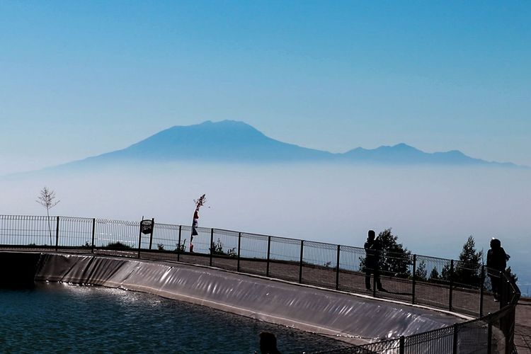 Gunung Lawu yang bisa dilihat dari Embung Manajar Boyolali.