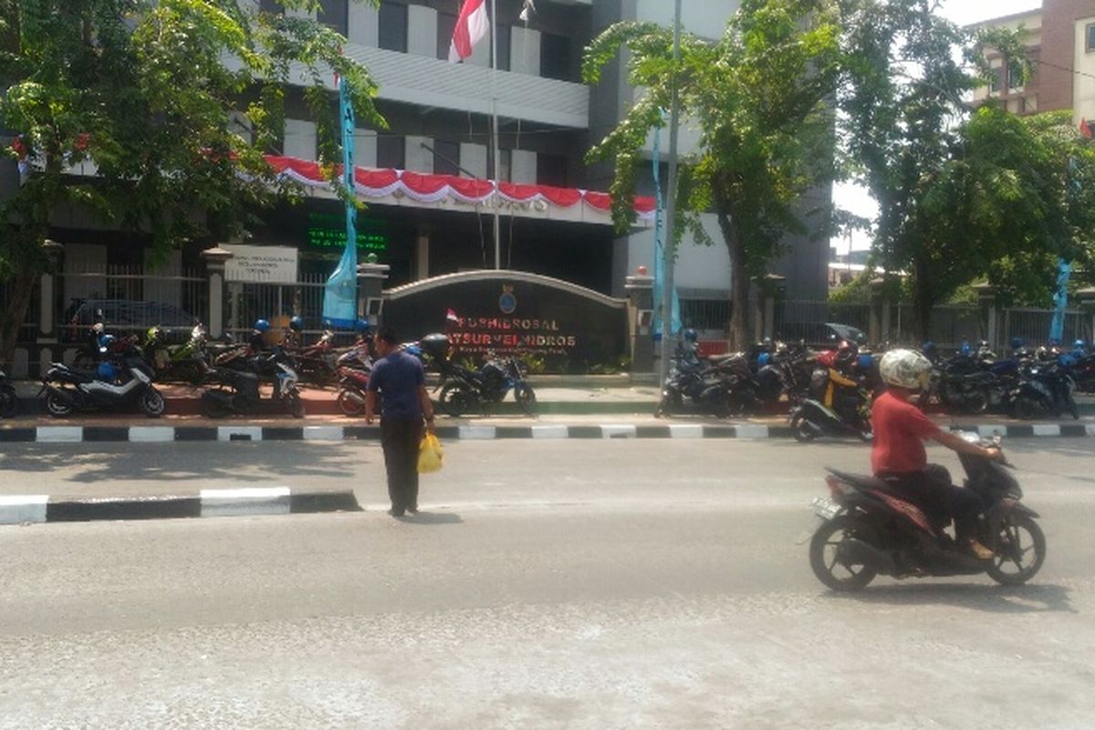 Puluhan motor masih terlihat parkir di trotoar di depan gedung milik TNI AL di Jalan Enggano, Tanjung Priok, Jakarta Utara, Selasa (8/8/2017).