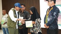 Menhut Bagikan SK Perhutanan Sosial ke 140 Kepala Keluarga di IKN