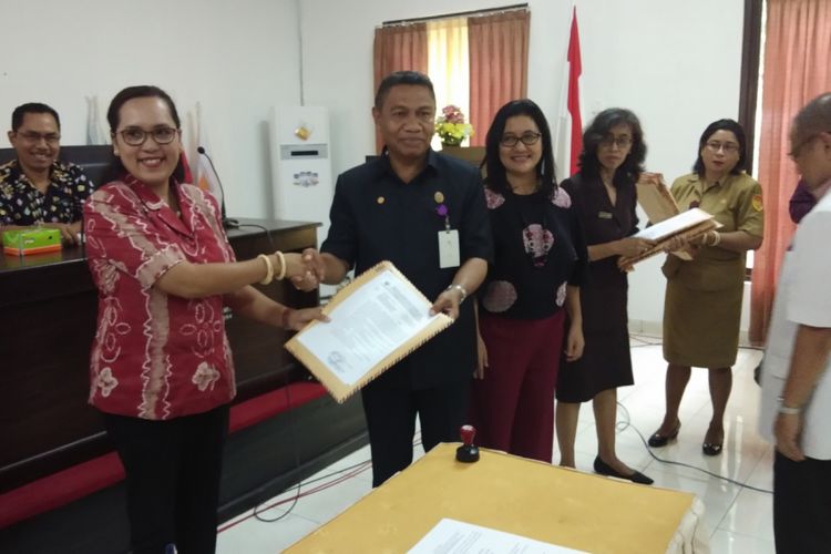 Direktur Rumah Sakit Umum (RSU) WZ Johannes Kupang Dominikus Mere (kanan) menyerahkan hasil pemeriksaan kesehatan kepada Ketua KPU NTT Maryanti Luturmas Adoe, Selasa (16/1/2018)