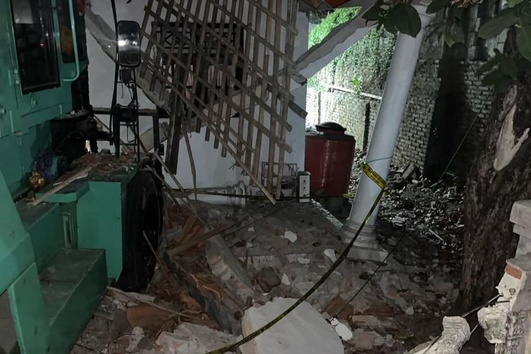 Kronologi Forklift 15 Ton Hilang Kendali dan Tabrak Rumah Warga di Kronjo Tangerang