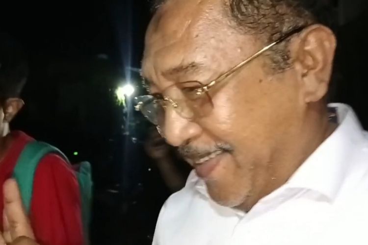 Pj Bupati Bombana Burhanuddin tersenyum ditanya awak media usai pemeriksaan sebagai saksi di kantor Kejati Sultra