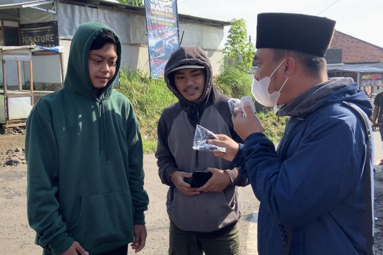 Foto-foto Wakil Bupati Tasikmalaya Deni Rhamdani Sagara, mengamuk saat sidak woro-woro penerapan protokol kesehatan di pasar kaget mingguan Jalan Cisinga, Kabupaten Tasikmalaya, Minggu (14/3/2021)