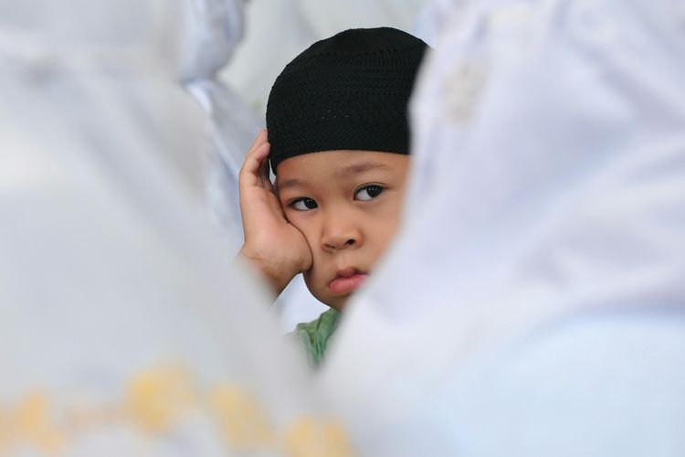 3 Tanda Anak Merasa Minder dan Butuh Dukungan Orangtua