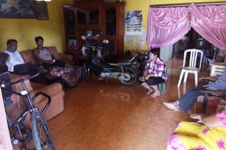 Kelompok Gusdurian mengunjungi rumah duka kekuarga Nunuk Suwartini di Desa Ngereskidul Kecamatan Gedeg, Mojokerto.