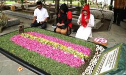 Di Pusara Pendiri NU, Puti Soekarno Berdoa