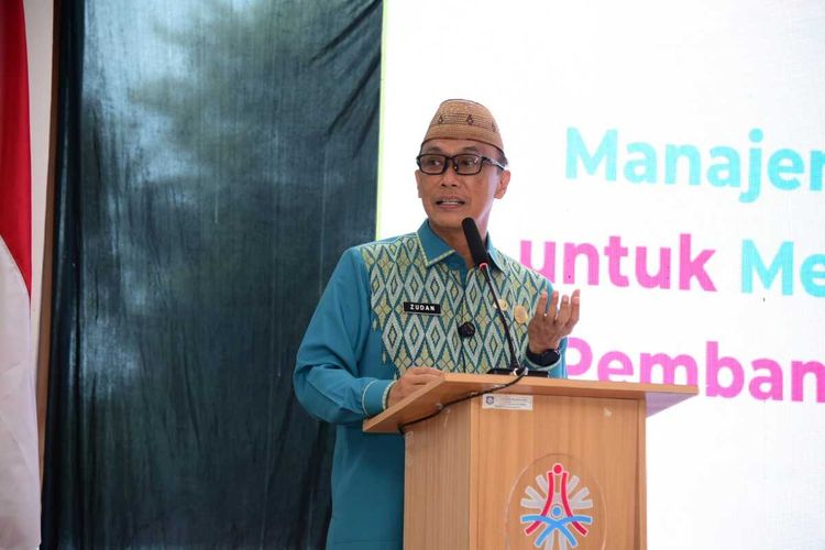 Zudan Arif Fakrulloh Kepala Badan Kepegawaian Negara saat meresmikan kantor Unit Pelaksana Teknis Badan Kepegawaian Nasional (UPT BKN). Unit di bawah Kantor Regional XI Manado.