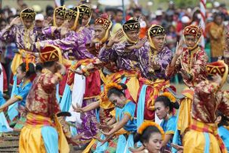 Ratusan penari menampilkan tari Rai Sa Ida di padang sabana Doro Ncanga, Kabupaten Dompu, Provinsi Nusa Tenggara Barat, saat puncak acara peringatan 200 tahun meletusnya Gunung tambora, Sabtu (11/4/2015). Acara yang dihadiri oleh Presiden Joko Widodo itu juga dijadikan momentum untuk menetapkan Taman Nasional Gunung Tambora. 