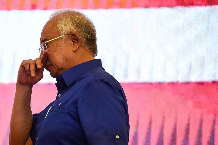 Najib Razak saat hendak memberikan pernyataan seusai kekalahannya dalam pemilihan umum, di Kuala Lumpur, Malaysia, Kamis (10/5/2018). Mahathir Mohamad dari koalisi Pakatan Harapan resmi menjadi perdana menteri ketujuh Malaysia usai mengalahkan perdana menteri petahana Najib Razak dari koalisi Barisan Nasional.