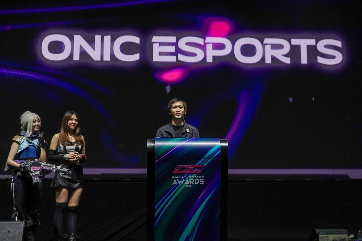 Onic Esports yang memenangkan kategori Esports Team of The Year di DG Awards 2023.