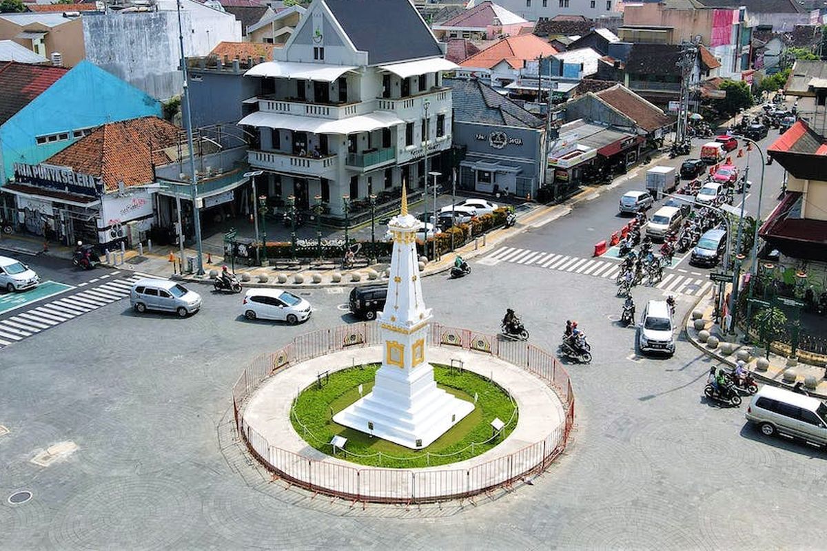 Suasana di simpang empat Tugu Pal Yogyakarta. 
