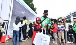 Program SESAMA Pertamina Salurkan 1.000 Seragam dan Alat Sekolah untuk Anak Pengemudi Ojek