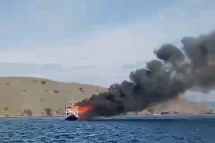 Kapal wisata Carpediem terbakar di perairan Pulau Siaba, Labuan Bajo, Kabupaten Manggarai Barat, NTT, pada Sabtu (3/1/2023) sore.