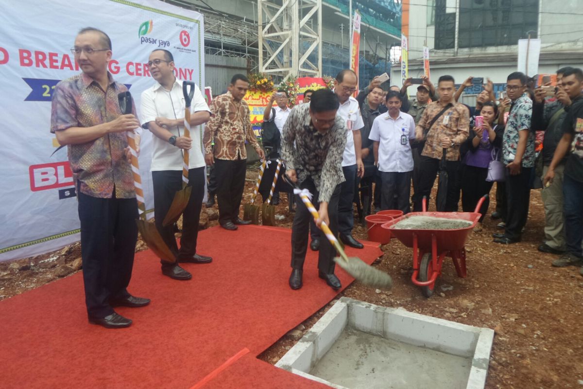 Gubernur DKI Jakarta Djarot Saiful Hidayat saat groundbreaking Pasar Blok A Square, Jalan Fatmawati, Rabu (21/6/2017). 