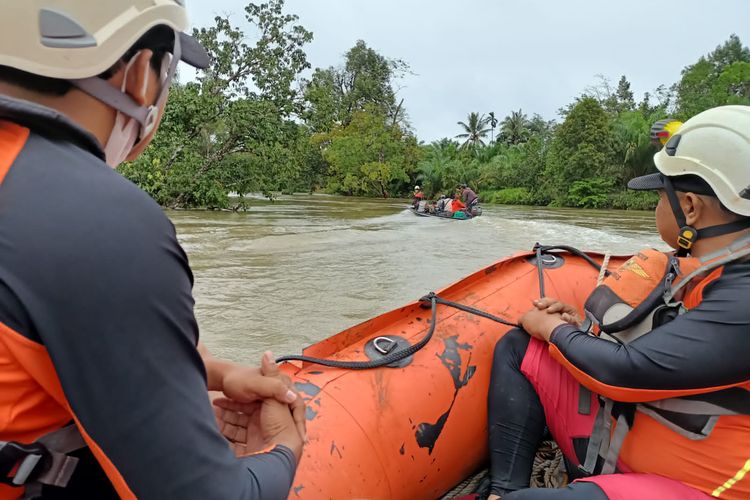 Sebuah kapal motor yang membawa rombongan pengantin, terbalik di Sungai Momong, Desa Danti, Kecamatan Sanggau Ledo, Kabupaten Bengkayang, Kalimantan Barat (Kalbar). 