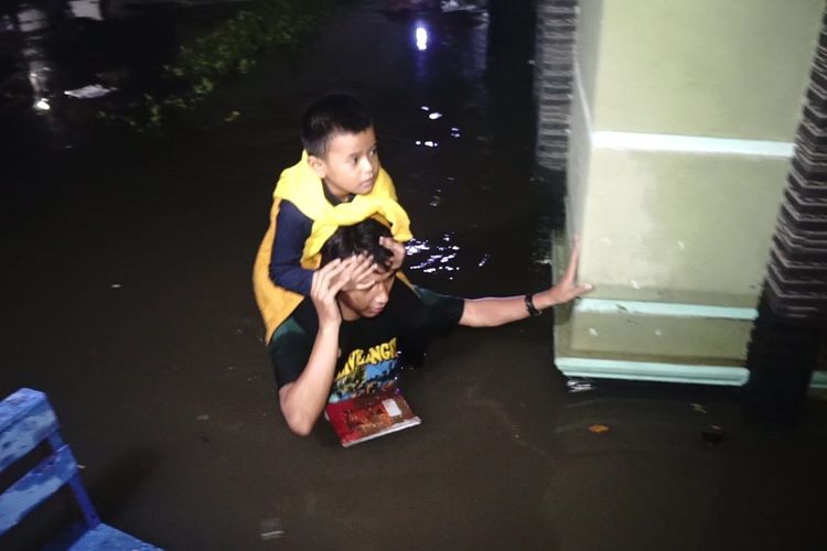 Sebanyak 350 rumah di RW 02, Kelurahan Melong, Kecamatan Cimahi Selatan, Kota Cimahi, Jawa Barat direndam banjir, Selasa (5/12/2023).
