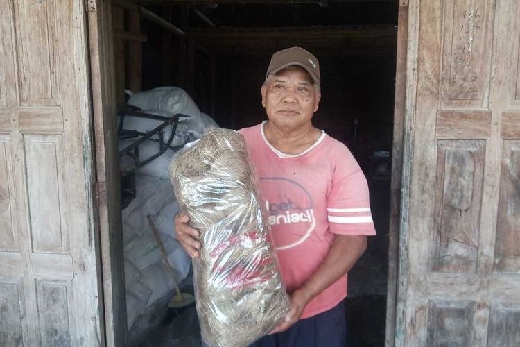 Siswandi (68) menjadi satu-satunya produsen mi lethek yang ada di Dusun Tuksongo, Desa Tuksongo, Kecamatan Borobudur, Kabupaten Magelang, Jawa Tengah, Jumat (26/8/2022).