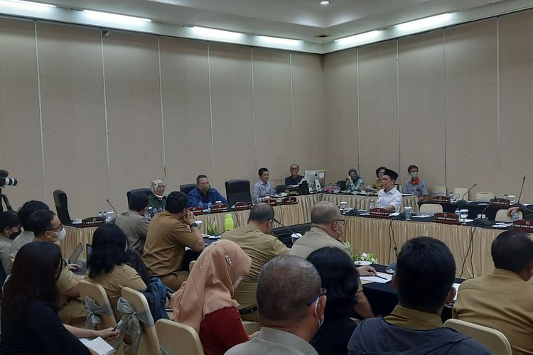 Suasana rapat Komisi D DPRD DKI dengan Dinas Lingkungan Hidup saat  rapat pembahasan dan pendalaman komisi-komisi terhadap Raperda tentang APBD tahun anggaran 2023 di Grand Cempaka, Bogor, Jawa Barat, Selasa (15/11/2022). 