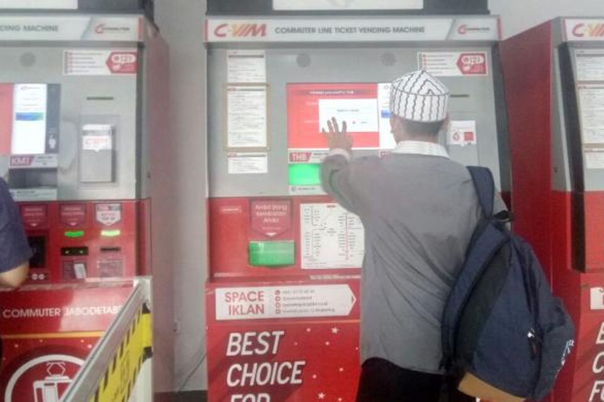 Pengguna sedang menggunakan mesin pembelian tiket otomatis di Stasiun Bogor.