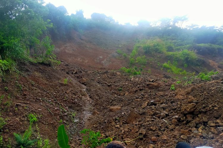 Foto : Jalan provinsi jalur Ndiuk-Noa-Terang, tepat di Dusun Ndiuk, Desa Golo Lewe, Kecamatan Kuwus Barat, Kabupaten Manggarai Barat tertimbun longsor, pada Rabu (16/2/2022).