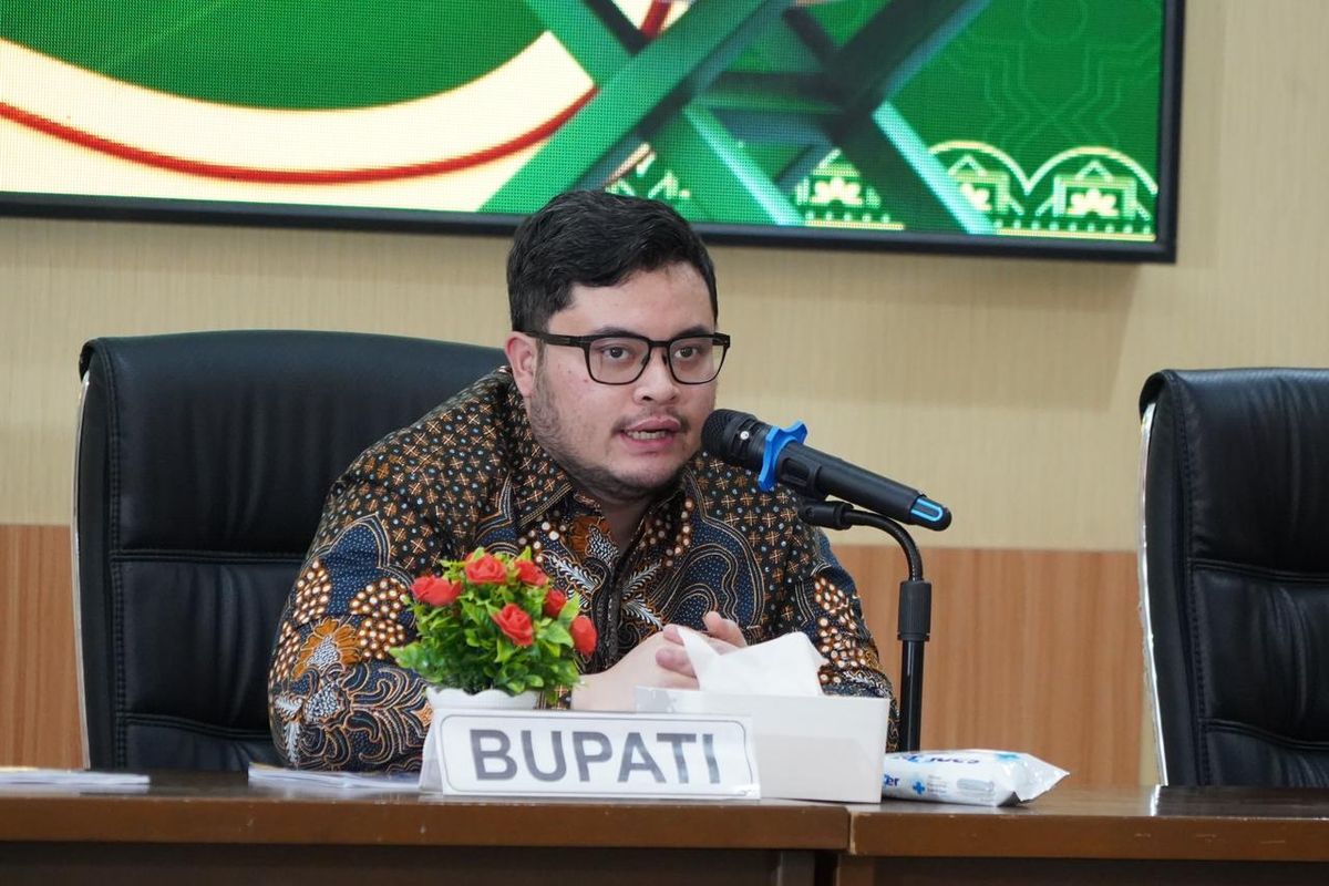 Bupati Kediri Hanindhito Himawan Pramana dalam rapat koordinasi lintas sektoral di Polres Kediri, Jawa Timur,&nbsp;Kamis (12/3/2026).