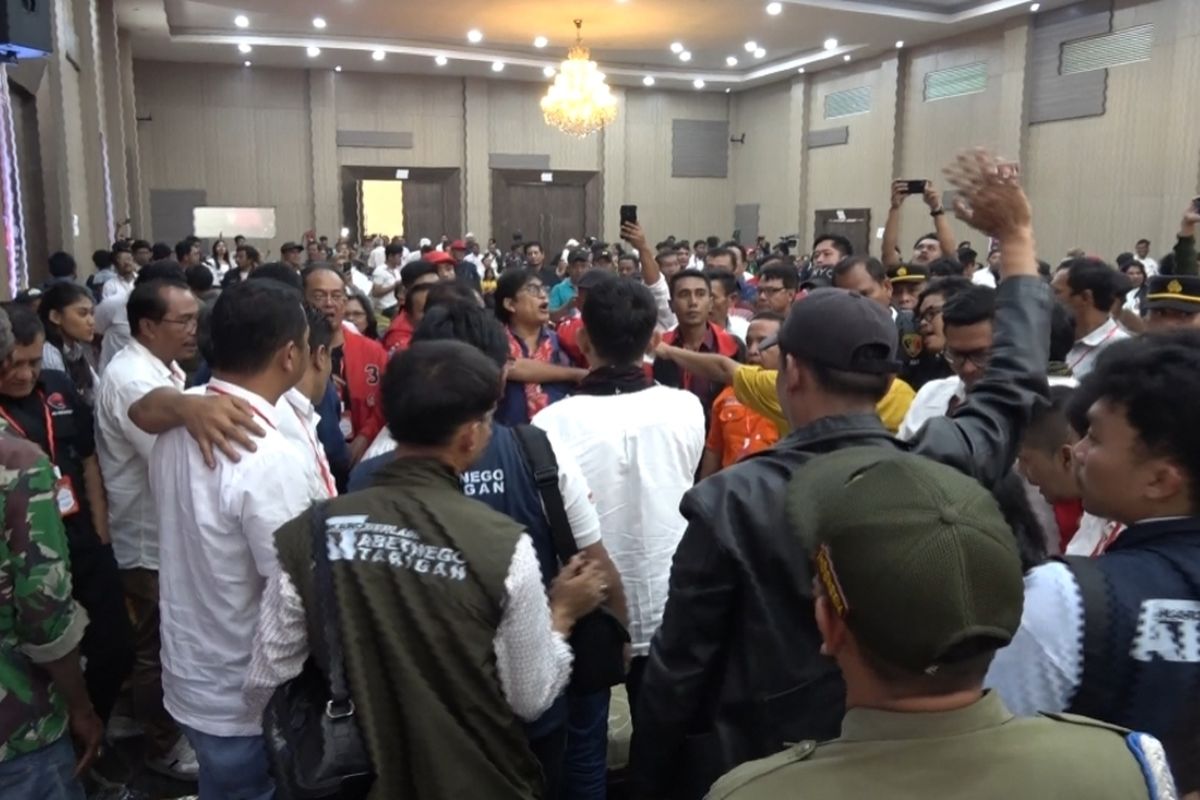 Suasana rapat pleno penetapan nomor urut pasangan calon Pilkada Karo, Sumatera Utara, yang ricuh, Senin (24/9/2024).