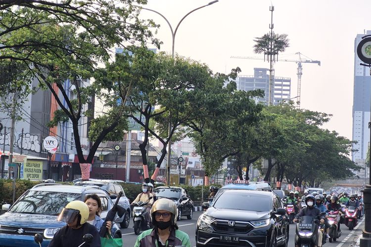 Ada yang Berbeda di Jalan Margonda Depok, Pohon-pohon Kini Dibalut Merah Putih