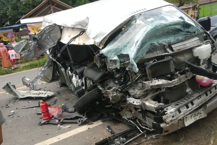 Toyota Hiace terlibat kecelakaan maut di Kecamatan Kalipuro, Banyuwangi, Jawa Timur, Minggu (22/6/2025) 