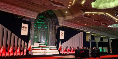 Perbedaan Ayat Al-Qur'an yang Diperdengarkan untuk Delegasi Asing di Pemakaman Ali Khamenei Picu Perdebatan