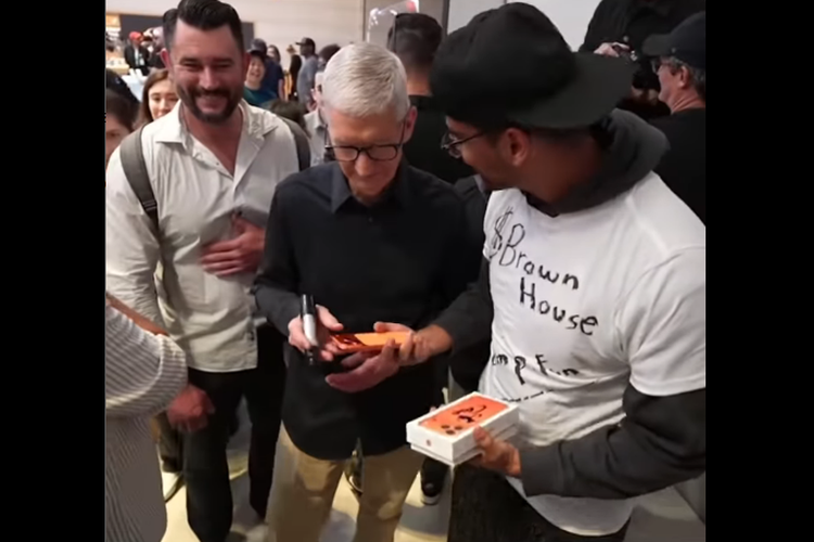 Tangkapan layar setelah iPhone 17 Pro jatuh di hadapan CEO Apple, TIm Cook