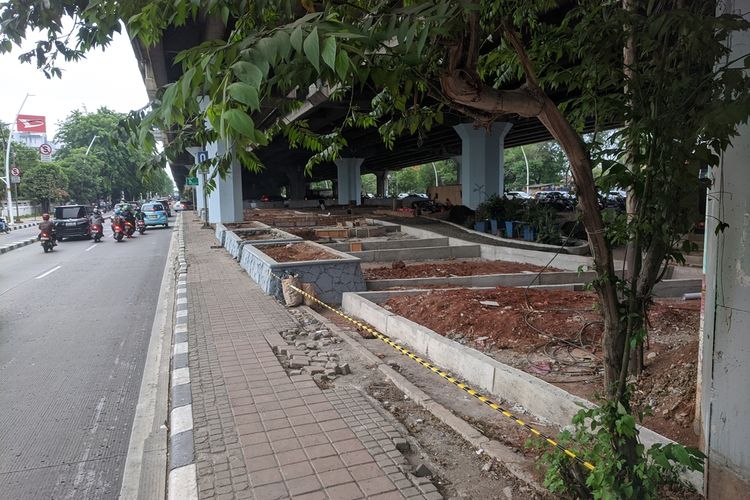 Pemerintah Kota Jakarta Utara sedang membangun taman di kolong Tol Wiyoto Wiyono, Jalan Yos Sudarso, perbatasan Kecamatan Tanjung Priok dan Kelapa Gading  Jakarta Utara.