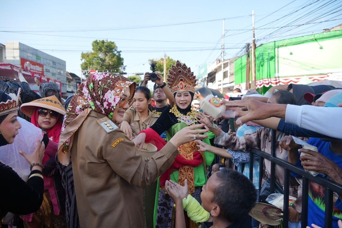 Karnaval Pembangunan Kabupaten Klaten 2024 digelar di sepanjang Jalan Veteran hingga Jalan Pemuda, Klaten, Jawa Tengah (Jateng), Senin (19/8/2024).