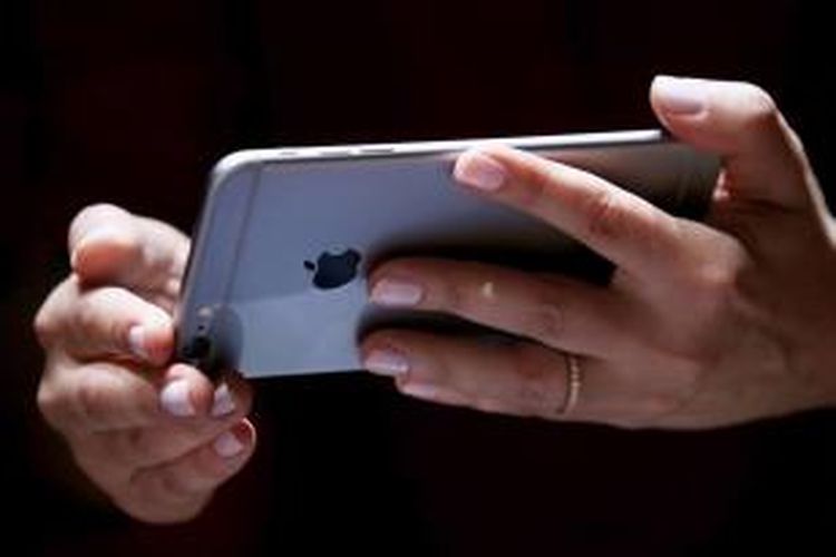Awak media mencoba produk terbaru iPhone 6 dalam acara yang diselenggarakan Apple di Flint Center for the Performing Arts, di Cupertino, California, Amerika Serikat, Selasa (9/9/2014). Pada acara itu Apple meluncurkan Apple Watch dan dua iPhone terbaru, iPhone 6 dan iPhone 6 plus.
