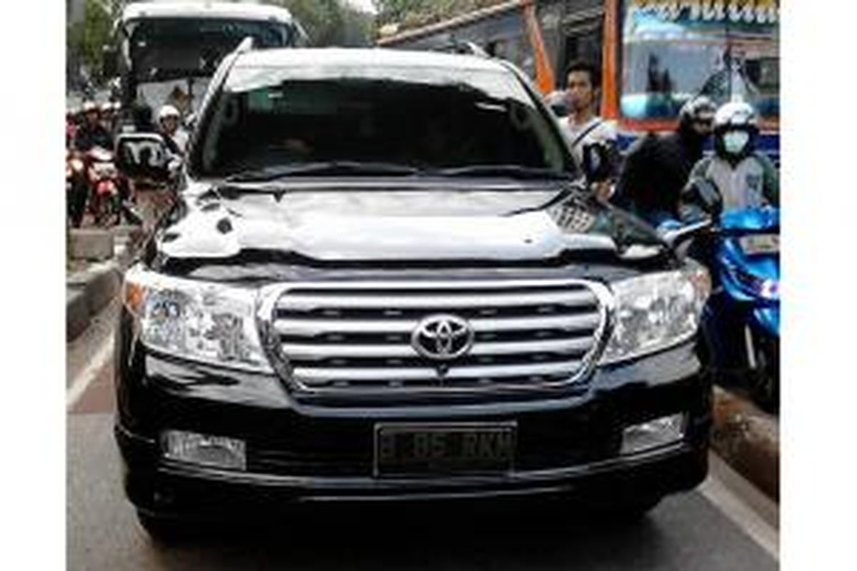 Mobil Toyota Land Cruiser bernomor polisi B 85 RKM memaksa masuk ke busway di Jalan Warung Jati Barat dekat halte Pejaten Philips, Pejaten, Jakarta Selatan, Kamis (1/8/2013) sore.