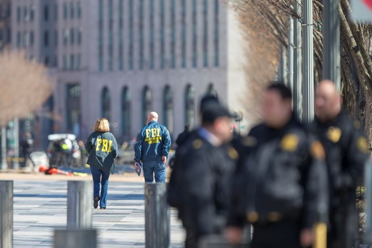 Polisi federal berjaga di luar Gedung Putih setelah terjadinya insiden bunuh diri yang dilakukan pria tak dikenal tepat di luar pagar kantor pemerintahan AS itu.