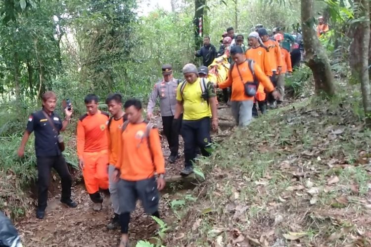 Seorang pendaki perempuan Gati Ambarwati (31) yang tewas di Gunung Lawu, Kabupaten Karanganyar, Jawa Tengah, berhasil dievakuasi