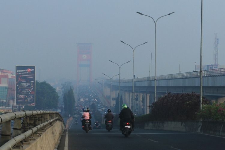 Kabut asap yang menyelimuti kota Palembang akibat kebakaran hutan dan lahan yang terjadi di sejumlah wilayah Sumatera Selatan, Kamis (12/9/2019).