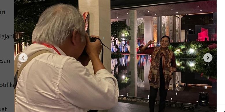 Menkeu Sri Mulyani berpose difoto Menteri PUPR Basuki Hadimuljono di lobby Hotel Apurva Kempinsky - Bali di sela acara G20. Saat acara BMN Kementerian PUPR, Sri Mulyani puji kinerja Menteri PUR dan menyebutkan sosoknya mirip dengan ciri pemimpin rambut putih yang disebutkan Presiden Joko Widodo (Jokowi). 
