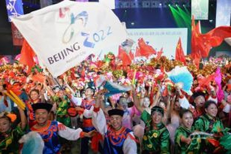 Warga China dengan mengenakan pakaian tradisional merayakan terpilihnya Beijing menjadi tuan rumah Olimpiade Musim Dingin 2022.