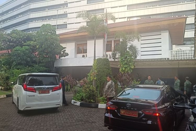 Suasana kediaman Menkopolhukam Mahfud MD saat dikunjungi Menteri Pertahanan Prabowo Subianto. Pertemuan berlangsung di kawasan Kuningan, Jakarta Selatan, Selasa (25/4/2023). 