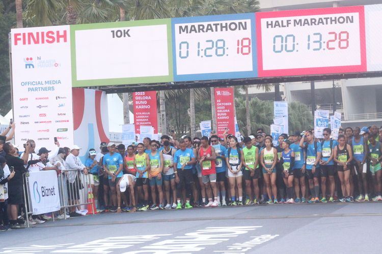 Para peserta Jakarta Marathon 2023 bersiap di garis start menjelang dimulainya lomba untuk kategori 10K, di Plaza Utara Komplek Gelora Bung Karno (GBK), Minggu (22/10/2023).