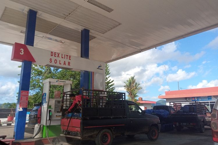 Program pemerintah soal penyaluran BBM subsidi belum tepat sasaran. Pasalnya, mobil mewah hingga pengisian jerigen mencapai ribuan liter BBM subsidi di SPBU di Sulawesi Selatan masih terjadi. 