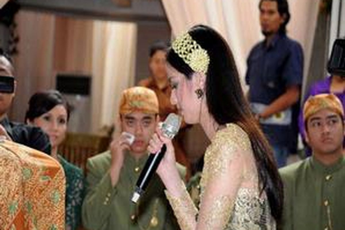 Prosesi siraman Nia Ramadhani, menjelang pernikahannya dengan Ardie Bakrie, putra pengusaha Aburizal Bakrie, Rabu (31/3/2010).