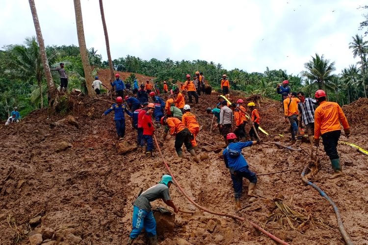 Tim SAR gabungan melakukan pencarian korban yang tertimbun longsor di Dusun Krajan, Desa Kalijering, Kecamatan Padureso, Kabupaten Kebumen, Jawa Tengah, Jumat (12/2/2021).
