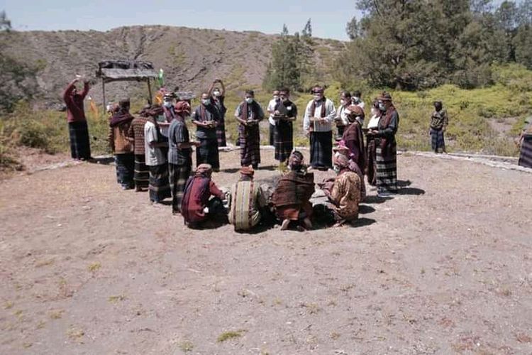 Foto : Ritual Pati Ka yang dilaksanakan di Kawasan Danau Kelimutu pada Sabtu (14/8/2021).