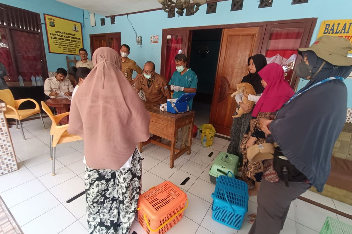 Vaksinasi rabies gratis di Balai Warga RW 05, Dukuh, Kramatjati, Jakarta Timur, Selasa (5/9/2023).