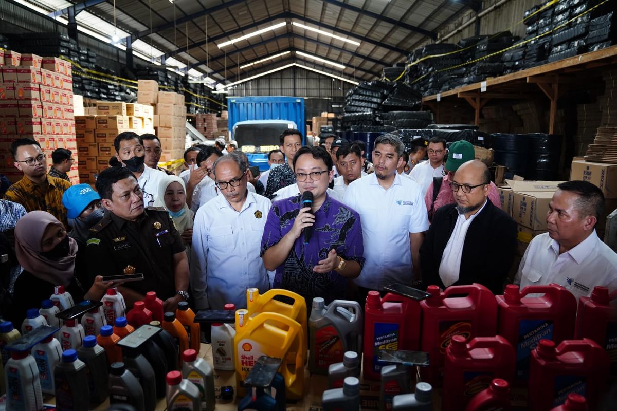 Wamendag Jerry saat turun langsung mengekspos hasil pengawasan dan pengamanan tiga gudang berlokasi di Kota Tangerang, Banten, Senin (17/4/2023).