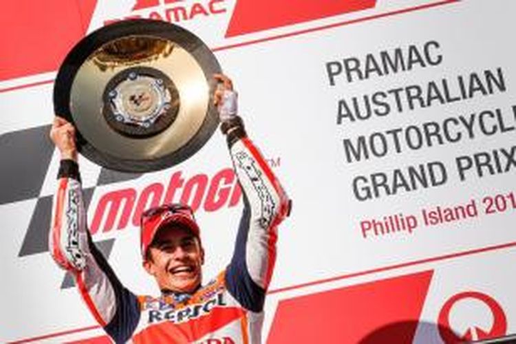Pebalap Repsol Honda asal Spanyol, Marc Marquez, mengangkat trofi setelah memenangi balapan GP Australia di Sirkuit Phillip Island, Minggu (18/10/2015).