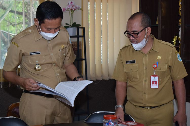 Bupati Lamongan Yuhronur Efendi (kiri) bersama Kepala Dinas PU Bina Marga Lamongan, Sujarwo.